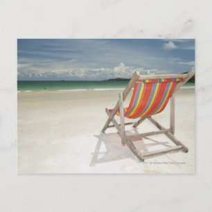 Carte Postale Chaise de plate-forme sur le sable blanc de la