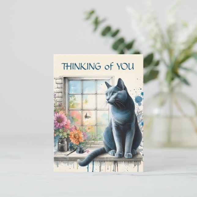 Carte Postale Chat bleu russe en fenêtre avec fleurs d'été (Debout devant)