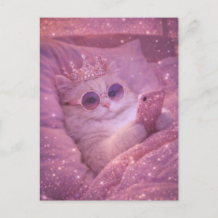 Carte Postale Chat de princesse gâtée en train de texter au lit