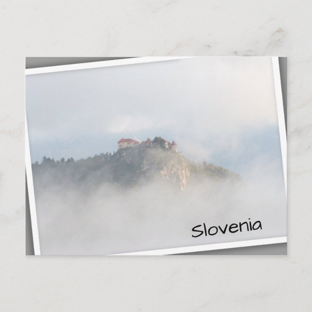 Carte Postale Château de chaume entouré de nuages (Devant)