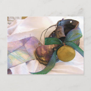 Carte Postale Chaussure de bébé ancienne et médaillon