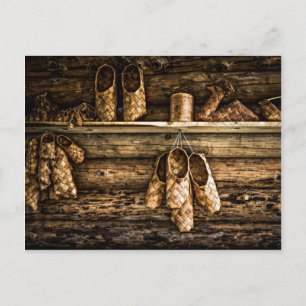 Carte Postale Chaussures en bast sur le mur