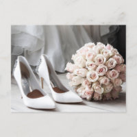 Chaussures nuptiales et bouquet de roses jour de m