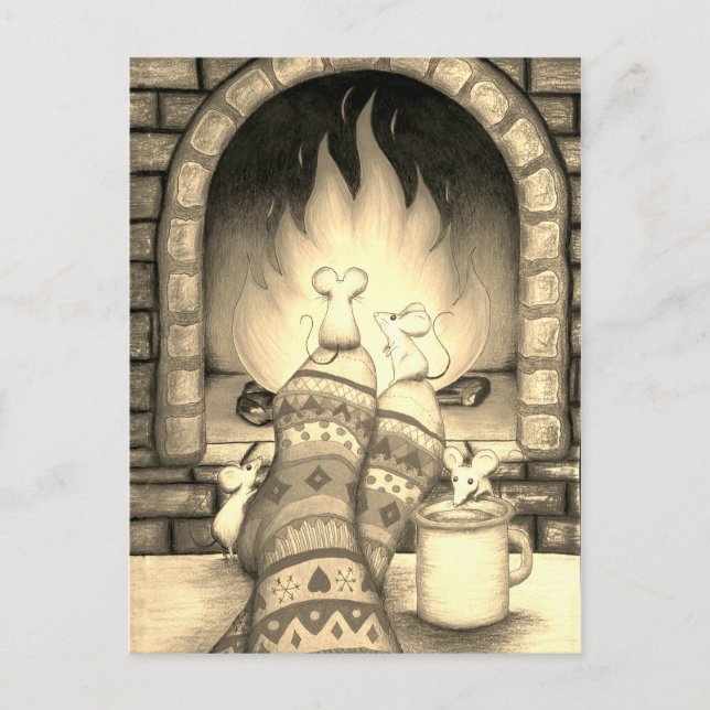 Carte Postale Cheminée confortable Souris en chaussettes Sépia (Devant)