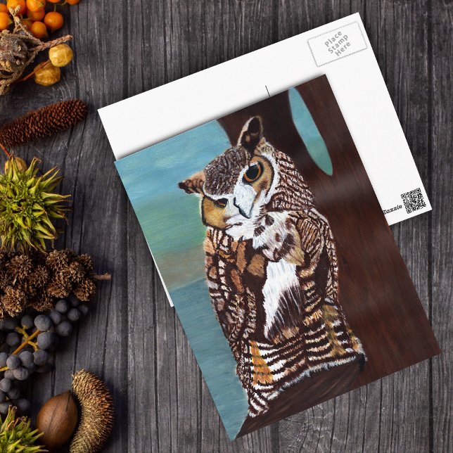 Carte postale Chouette Brown et blanche (Brown white owl golden eyes in tree overlooking water on postcard.)