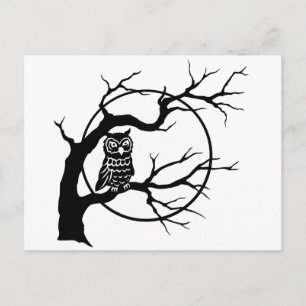 Carte Postale Chouette effrayante sur une silhouette d'arbre dén