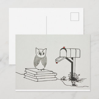 Carte Postale Chouette intelligente attend sur une pile de livre