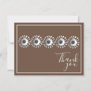 Carte Postale Cinq marguerites blanches Fond marron Merci