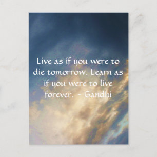 Carte Postale Citation de la sagesse de Gandhi avec ciel bleu