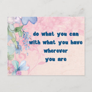 Carte Postale Citation inspirante sur un Arrière - plan floral