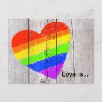 Coeur arc-en-ciel sur panneau de bois grungy