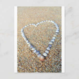 Carte Postale Coeur d'amour de coquillages sur la plage de sable