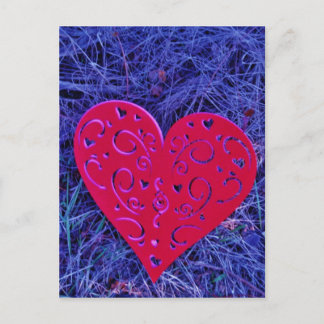 Carte Postale Coeur rose rouge sur l'herbe pourpre
