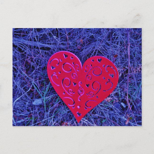 Carte Postale Coeur rose rouge sur l'herbe violette. (Devant)