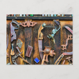 Carte Postale Collection d'antiquités au mur