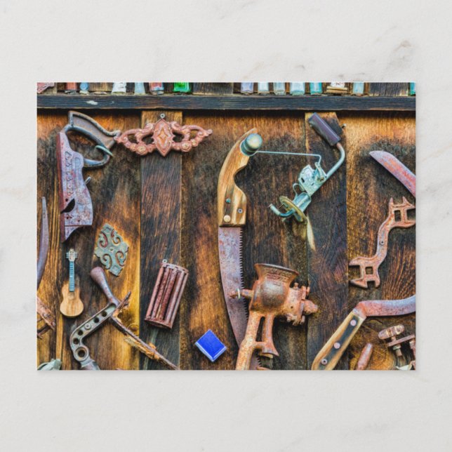 Carte Postale Collection d'antiquités sur le mur (Devant)