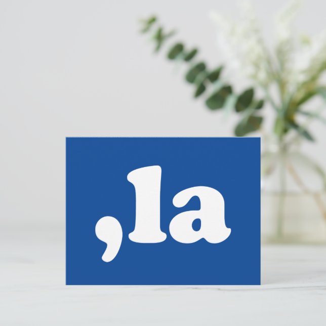 Carte Postale Comma La kamala prononciation typographie bleu (Debout devant)
