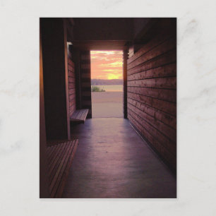 Carte Postale coucher de soleil dans l'encadrement de la porte