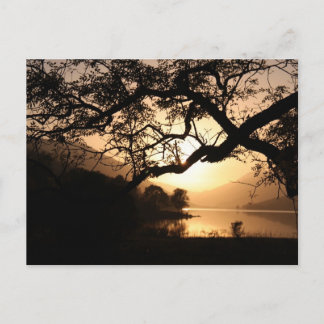 Carte Postale Coucher de soleil écossais en face d'un loch