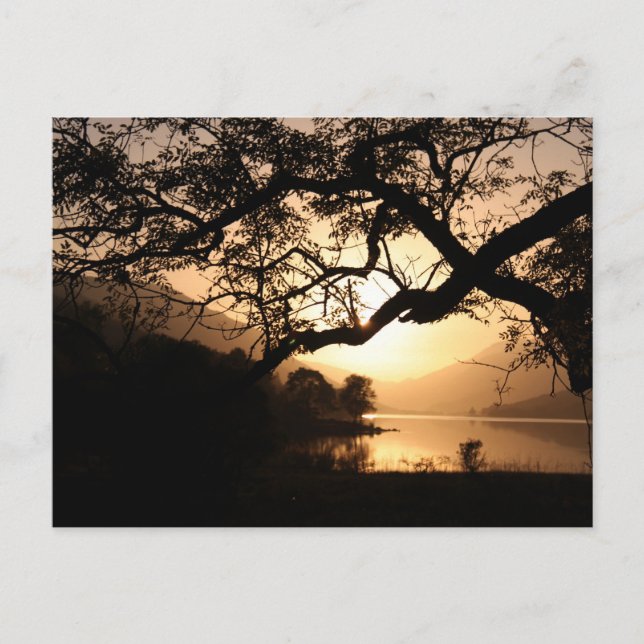 Carte Postale Coucher de soleil écossais en face d'un loch (Devant)