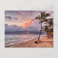 Coucher de soleil sur la plage de sable par vagues