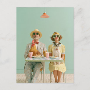 Carte Postale Couple Rétro Dînant avec un Poulet et un Chien