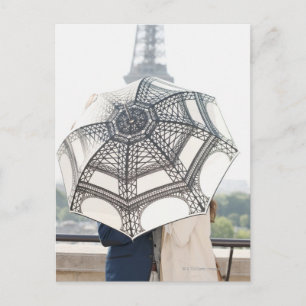 Carte Postale Couple under an umbrella with the Eiffel Tower
