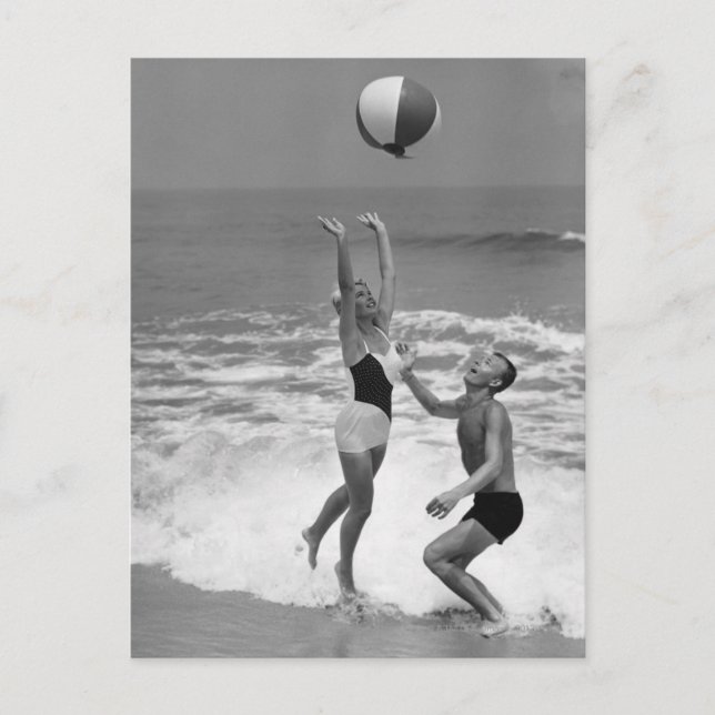 Carte Postale Couples jouant avec un Beachball (Devant)