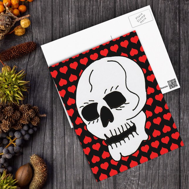 Carte Postale Crâne classique blanc Coeurs rouges (White skull on bright red hearts on black postcard.)
