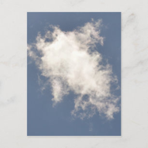 Carte Postale Cumulus Cloud flottant dans un ciel bleu vif.