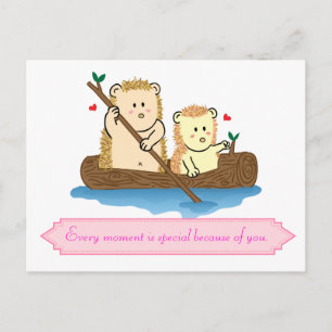 Carte Postale Cute Hedgehog couple naviguant en bateau en bois