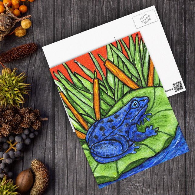 Carte postale de grenouille à poison bleu (Vibrant blue frog black spots on lily pad green reed plants in water on postcard.)