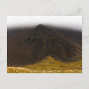 Carte postale de montagne et nuages bas en Islande