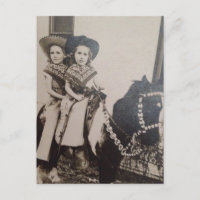 CARTE POSTALE DE PETITES FILLETTES COWGIRLS SUR UN