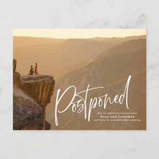 Carte postale de report de mariage à écriture rapi