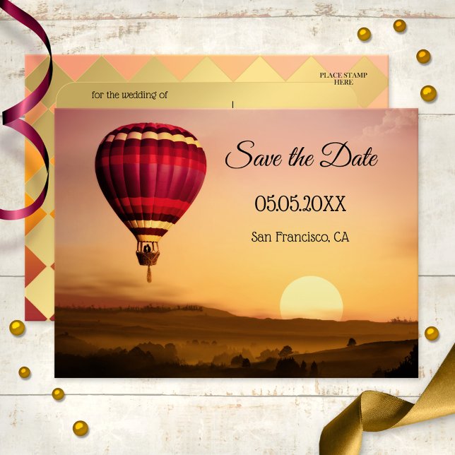 Carte postale de sauvegarde de coucher de soleil e (A lovely romantic Save the Date postcard showing a hot air balloon over a dreamy landscape at sunset)