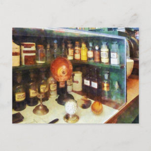 Carte Postale Derrière le comptoir de la pharmacie