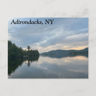 Carte postale des Adirondacks, NY avec un lac et d
