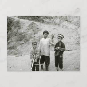 Carte Postale Des garçons au Vietnam chassent avec un arc-en-cie