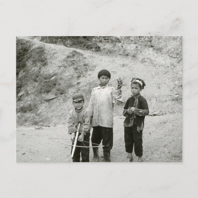 Carte Postale Des garçons au Vietnam chassent avec un arc-en-cie (Devant)