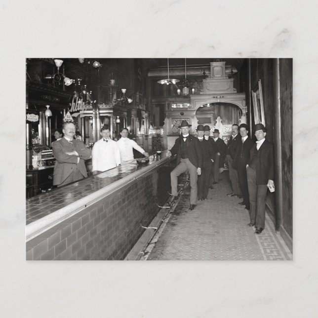 Carte Postale Des Hommes Boivent Au Bar, 1910 (Devant)