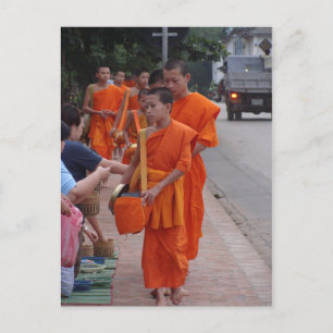 Carte Postale Des moines ramassent des aumônes à Luang Prabang, 