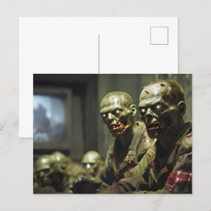 Carte Postale des zombies regardant la propagande télévisée russ