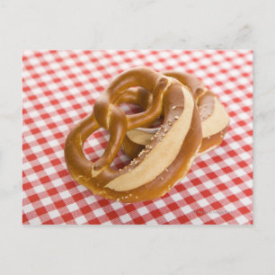 Carte Postale Deux bretzel sur à damiers nappe