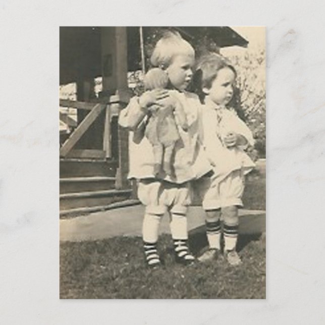 Carte Postale Deux enfants avec poupée dehors (Devant)