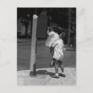 Carte Postale Deux enfants postant une lettre