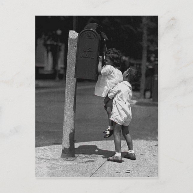Carte Postale Deux enfants postant une lettre (Devant)