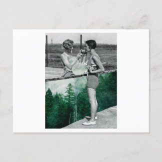 Carte Postale Deux femmes jouant au tennis et fumant. Collage Ar