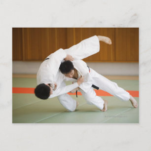 Carte Postale Deux hommes en compétition dans un Judo Match 2