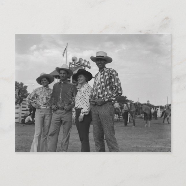 Carte Postale Deux hommes et deux femmes au rodéo (Devant)